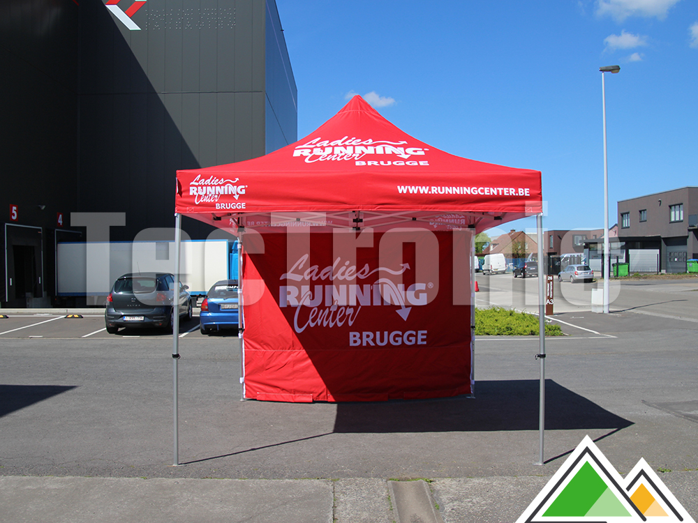 De ladies van Running Center Brugge lopen nu nog beter dankzij deze prachtige rode easy-up tent met bedrukking.